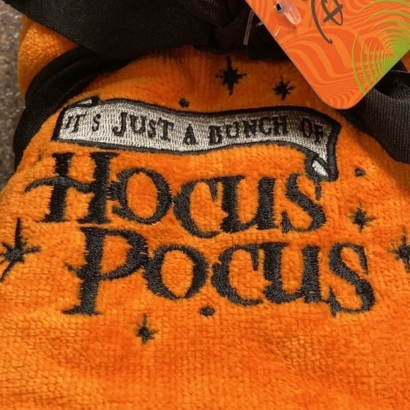 NWT! DISNEY "IT'S JUST A BUNCH OF HOCUS POCUS " HAND TOWELS SET OF 2 - Picture 2 of 6